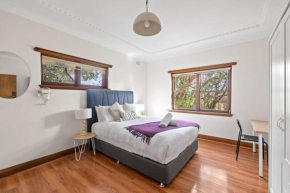 Exclusive Queen Suite - Free WIFI & Nearby Transport